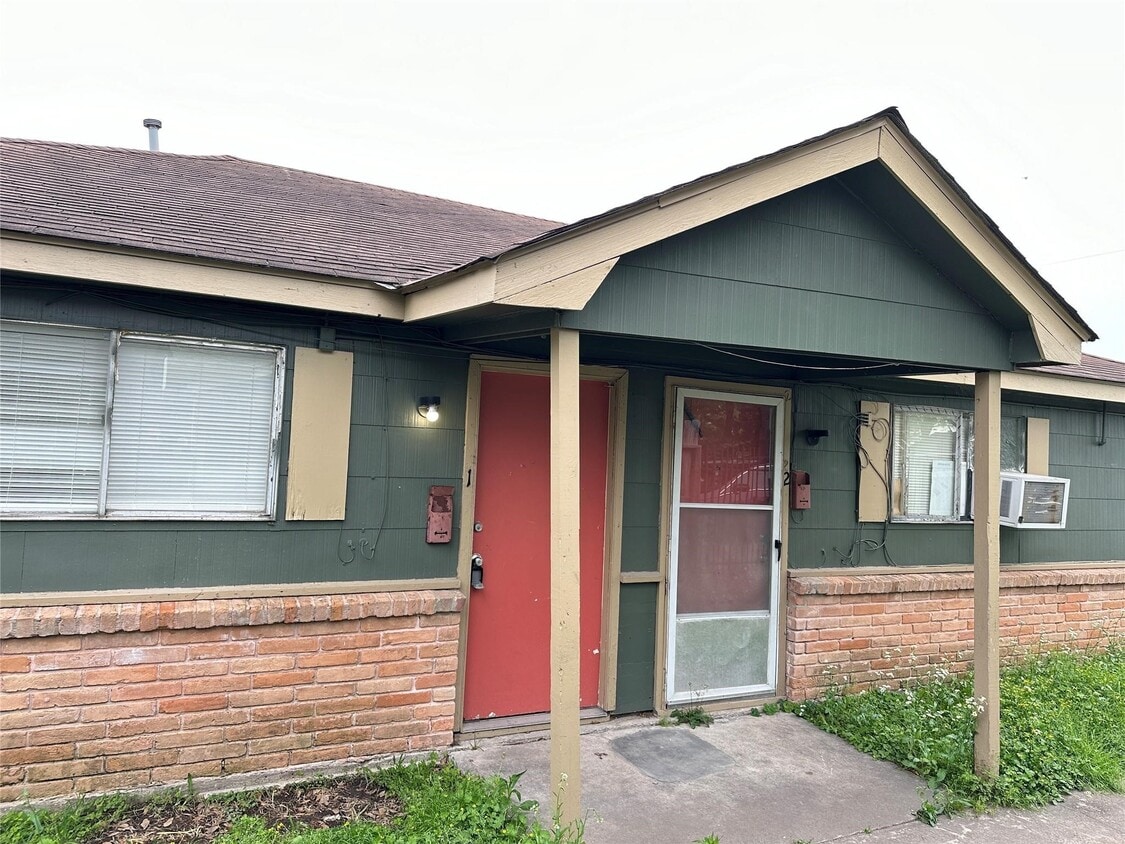 Primary Photo - 8010 Roswell St