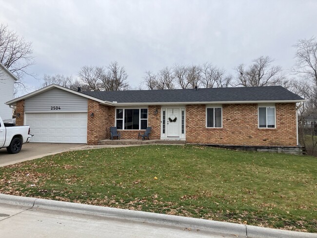 Building Photo - 2504 Emerald Dr