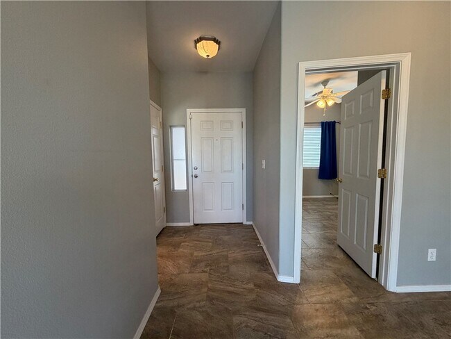 Building Photo - 1903 E La Entrada Pl