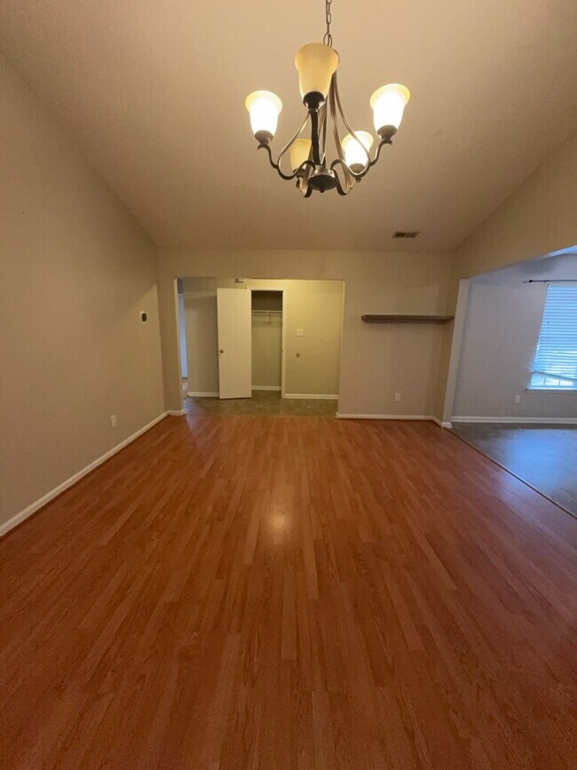 Foto del edificio - 121 Suffolk Cir