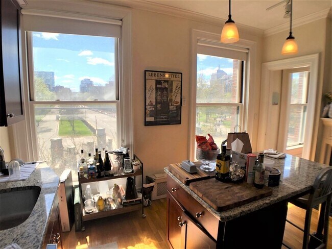 Building Photo - 65 Beacon St