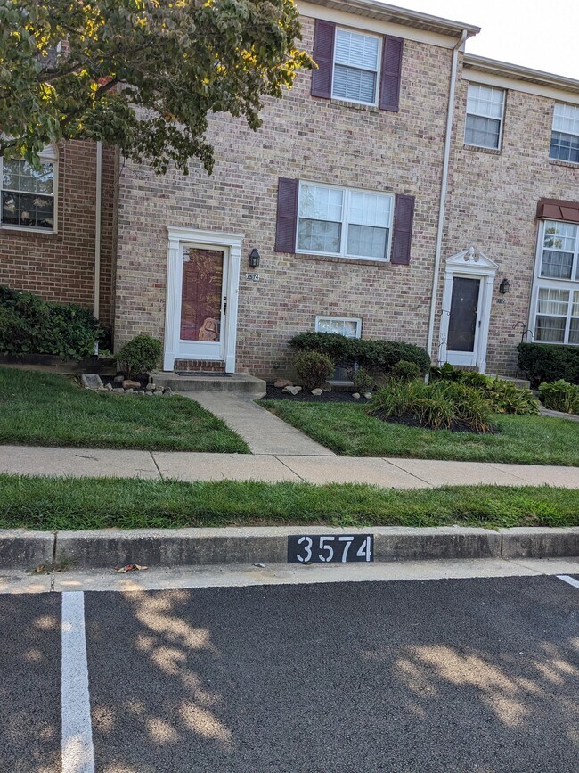 Vista frontal con estacionamiento asignado frente a la casa. - 3574 Lowlen Ct