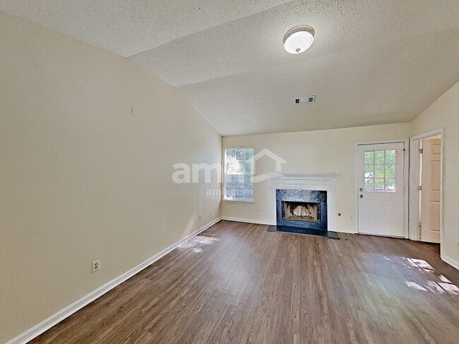 Building Photo - 271 Village Dr