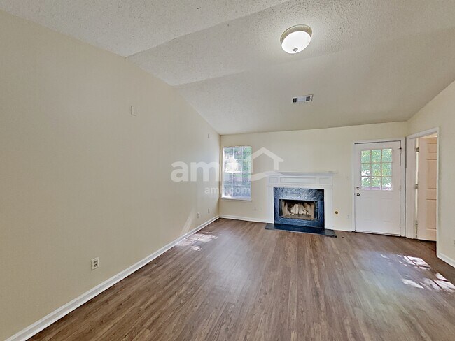 Foto del edificio - 271 Village Dr