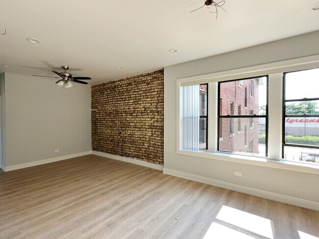 Building Photo - 7419 N Clark St