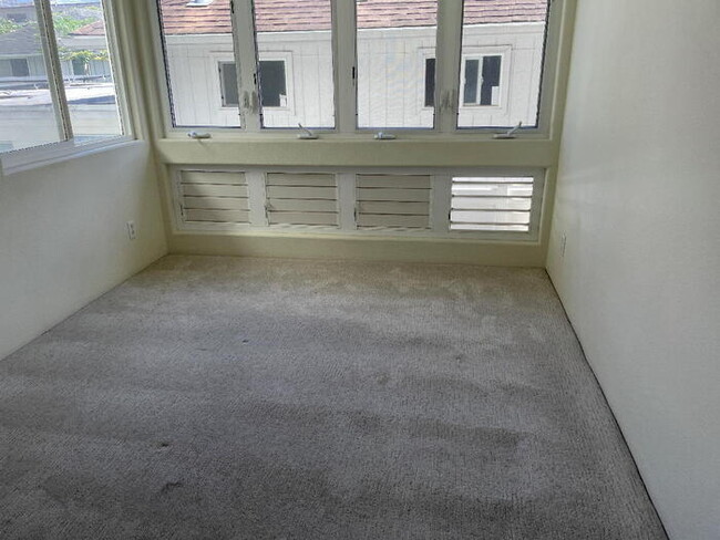Building Photo - ALDER VILLA 3/2.5/2, sec, split level, W/D...