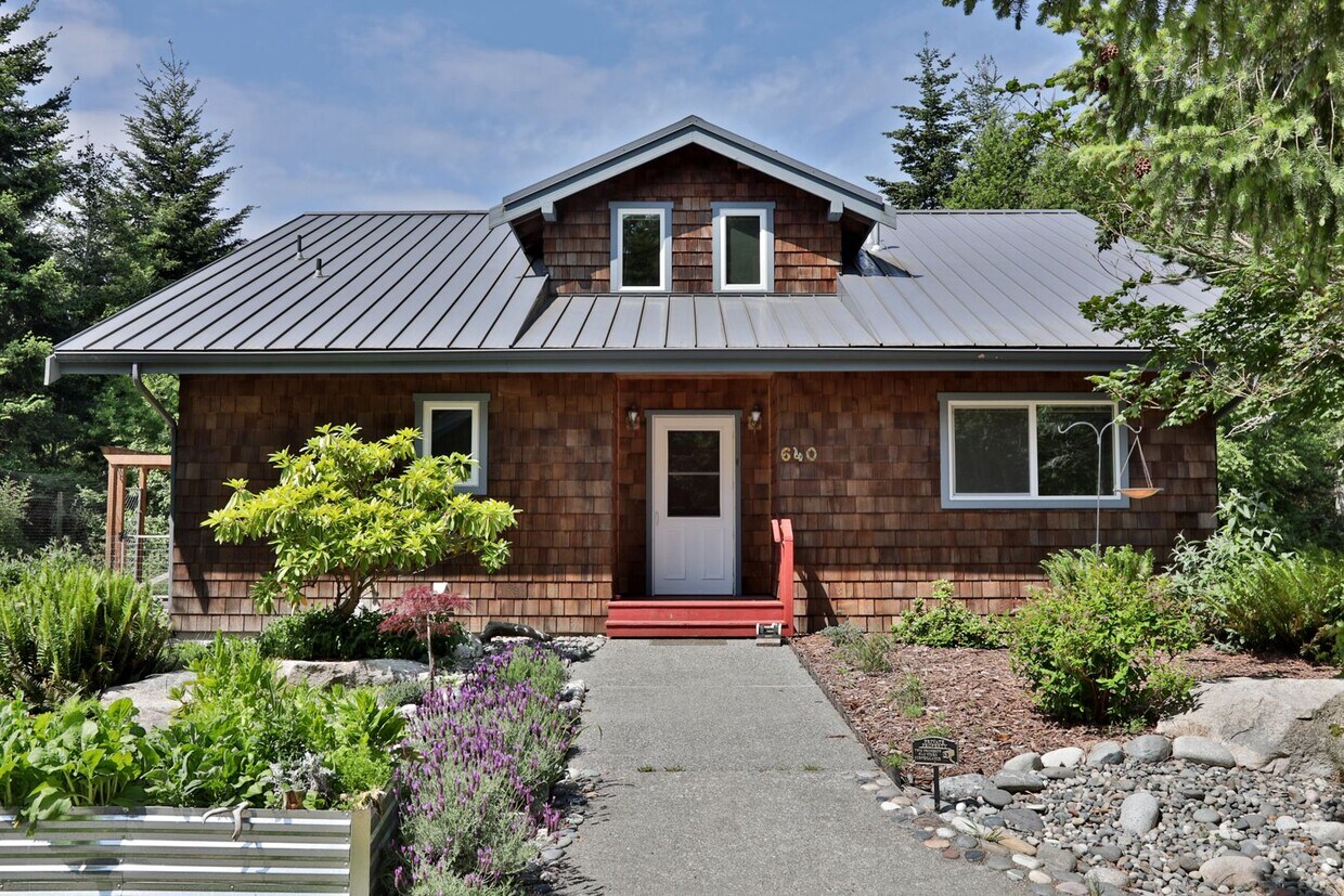 Primary Photo - Country Living in Coupeville! Bring your P...