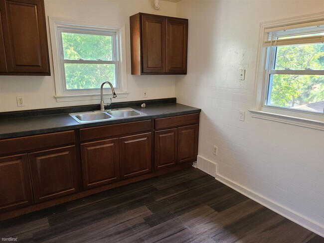 Building Photo - 2 br, 1 bath Duplex - 218 Jones St