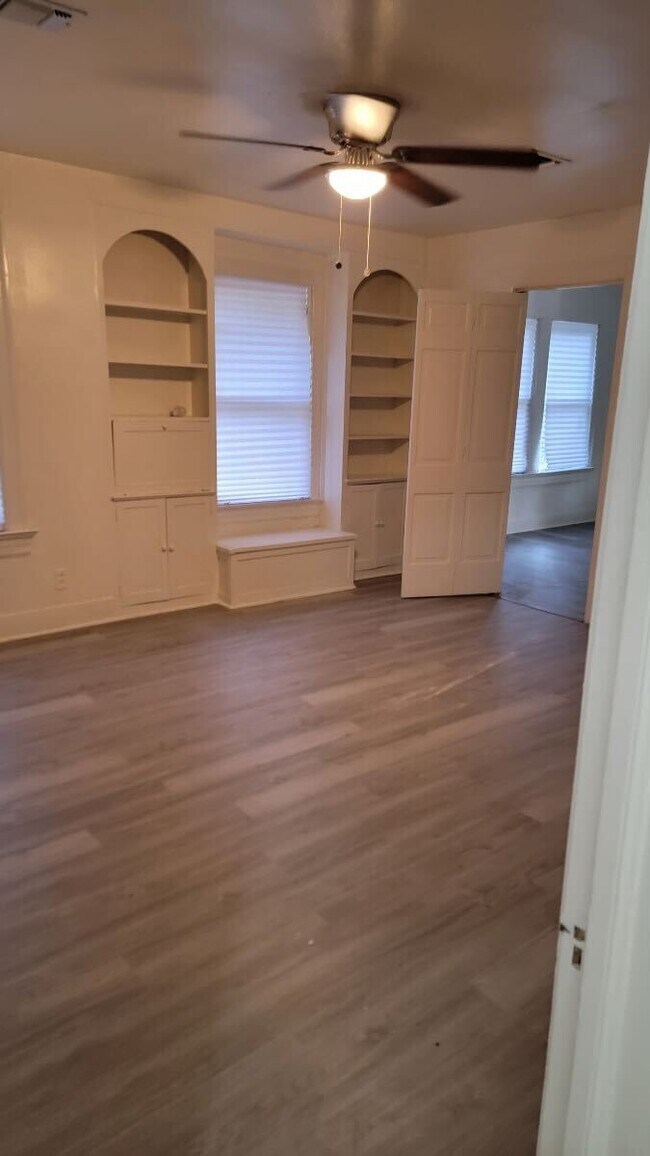 Foto del edificio - 2370 Harrison Ave