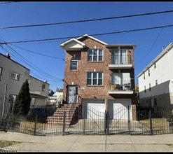 Building Photo - 37 Hudson St