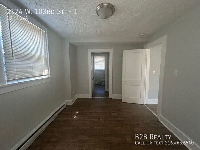 Building Photo - "Chic Urban Retreat: Stylish 1-Bedroom Hav...