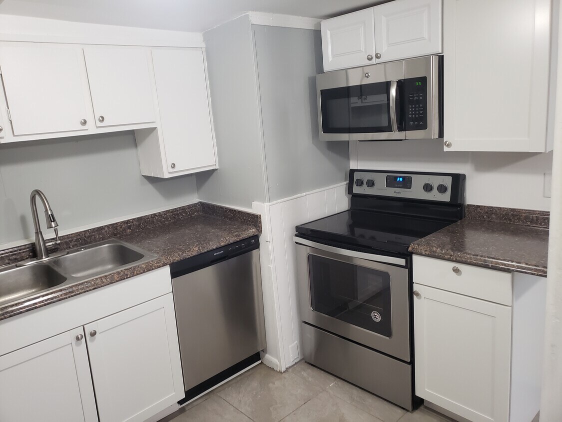 Primary Photo - 41 1/2 Maple St