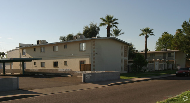 Building Photo - Silver Oaks Apartments