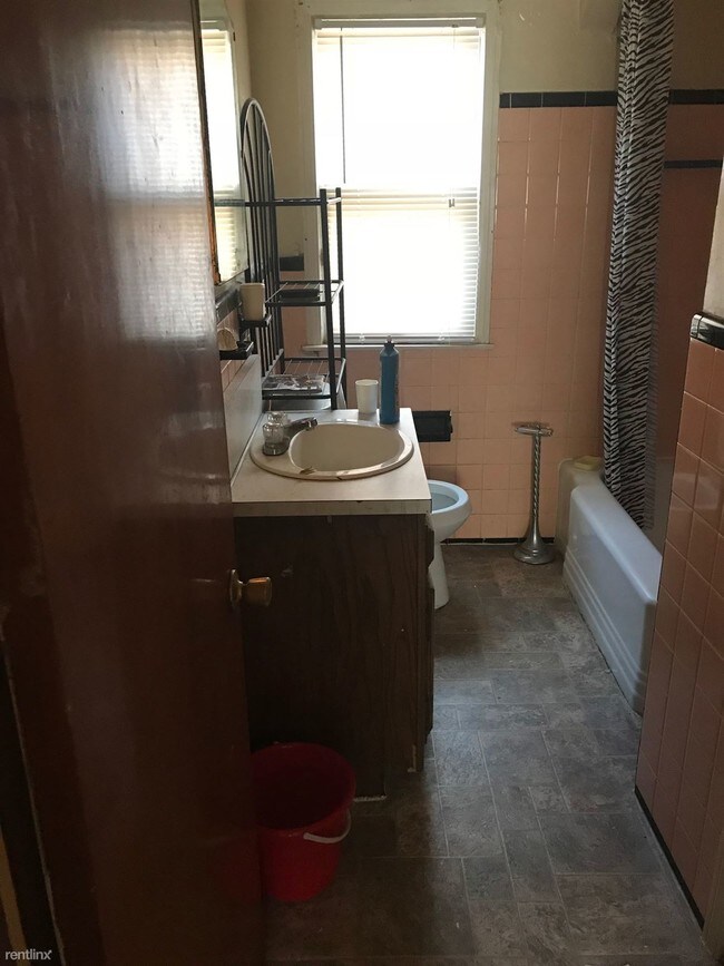 Building Photo - 13010 Wilshire Dr