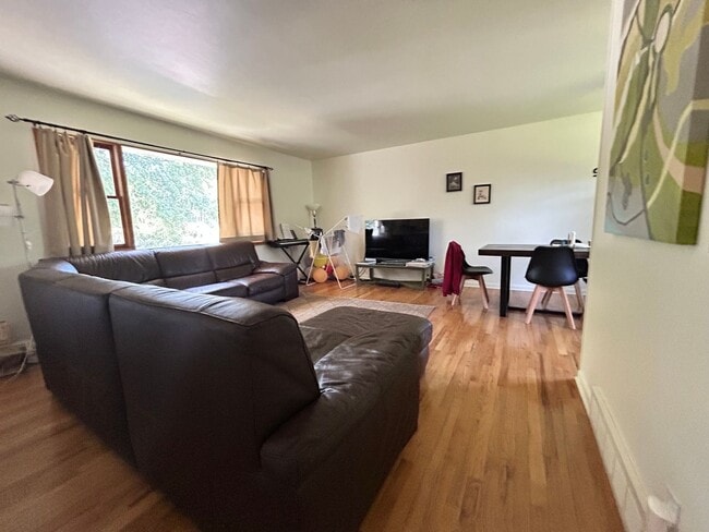 Building Photo - 4 Bedroom Home with Large Backyard in Sout...