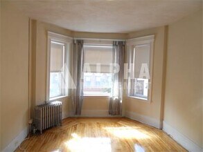 Building Photo - 136 Hemenway St