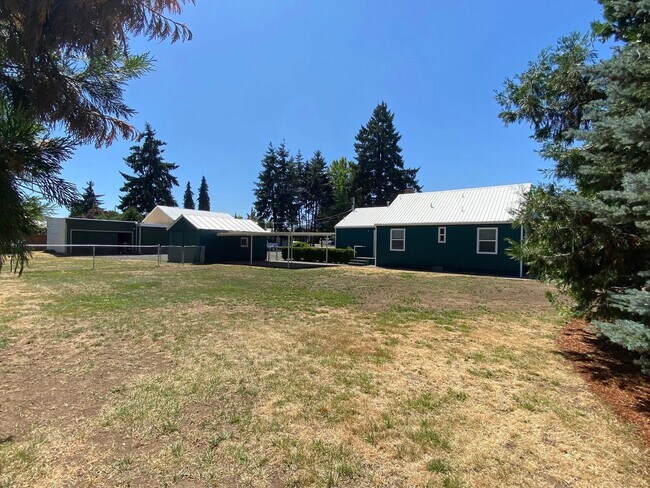 Foto del edificio - Gorgeous Fully Remodeled Three Bedroom Hom...
