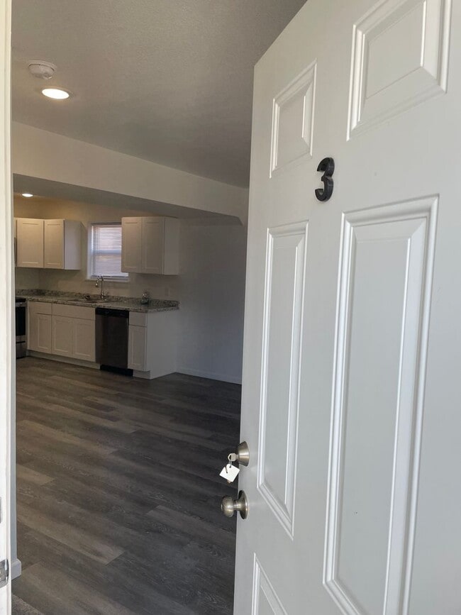 Building Photo - 409 E Doxey St