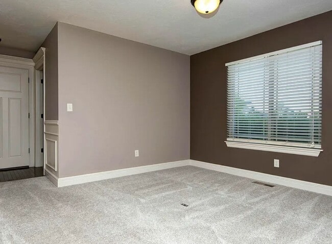 Building Photo - Beautiful 4 bedroom house with privacy fen...