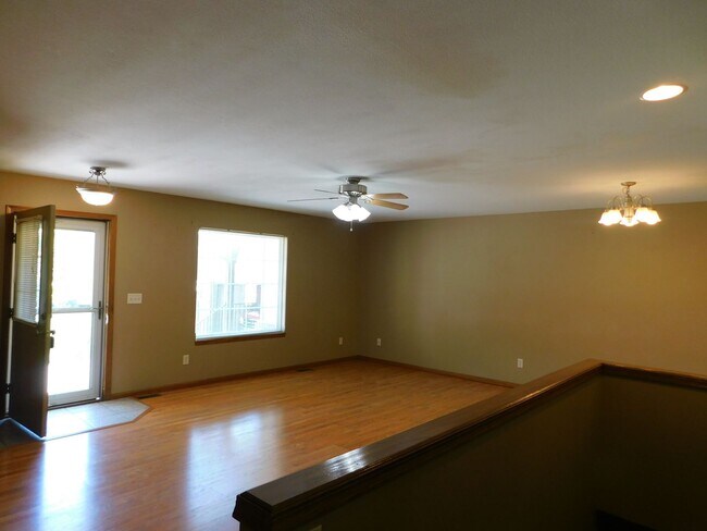 Building Photo - Beautiful 3 bedroom/3 bath triplex unit on...