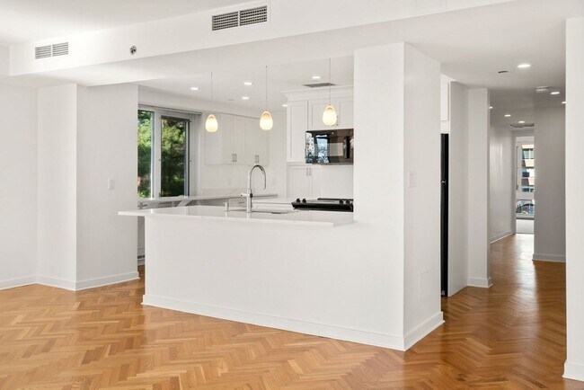 Building Photo - 975 Memorial Dr