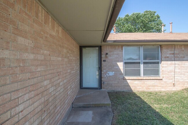 Building Photo - * * * BRAND NEW FLOORING THROUGHOUT!!! * *...