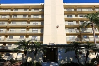 Building Photo - 800 Cove Cay Dr