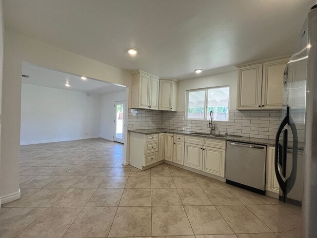 Building Photo - Freshly prepped 5BR in Simi w/downstairs b...