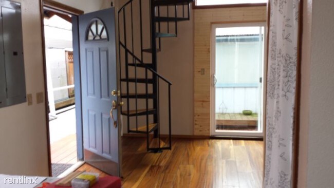 Building Photo - 1 br, 1.5 bath Apartment - 1549 N Jantzen Ave