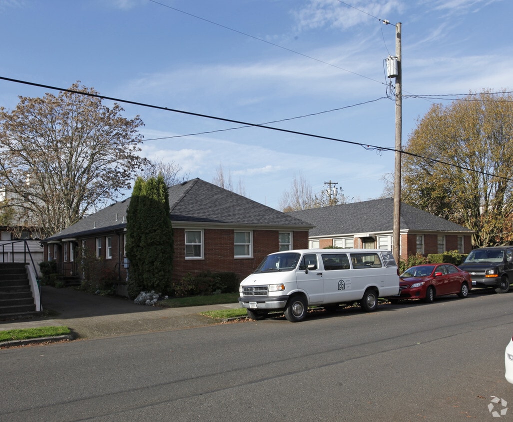 Building Photo - 135 NE 18th Ave