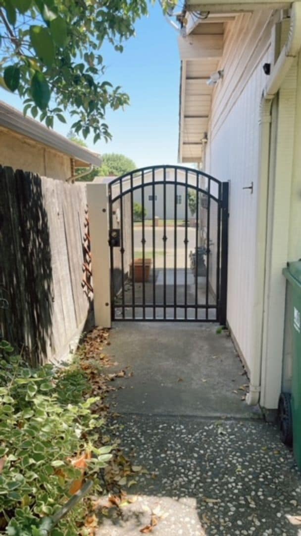 Foto del edificio - 8817 Littleoaks Way