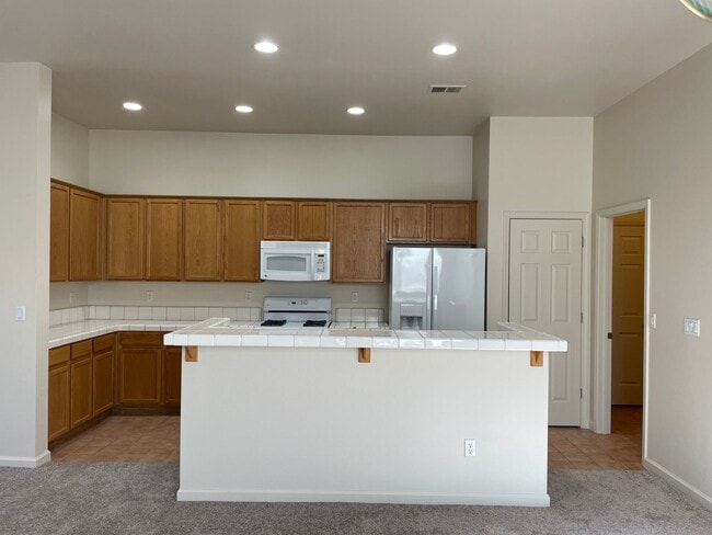 Building Photo - 3 bedroom 2 bath located in Double Diamond