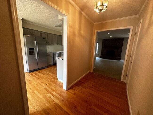 Building Photo - Charming 3 Bedroom Home Near Country Club ...