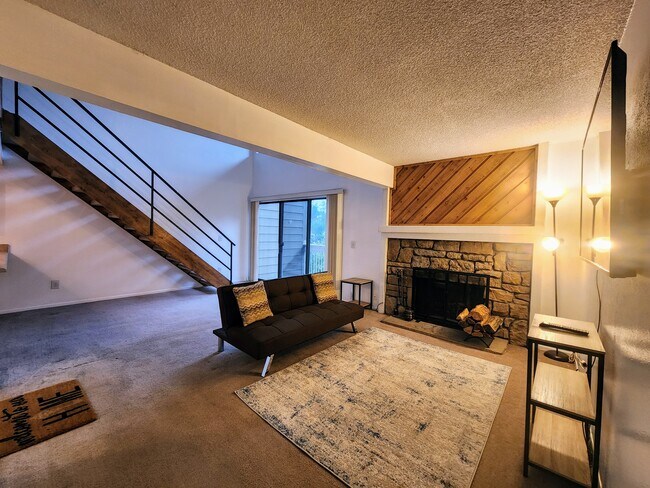 Sala de estar con chimenea de leña - 4896 S Dudley St