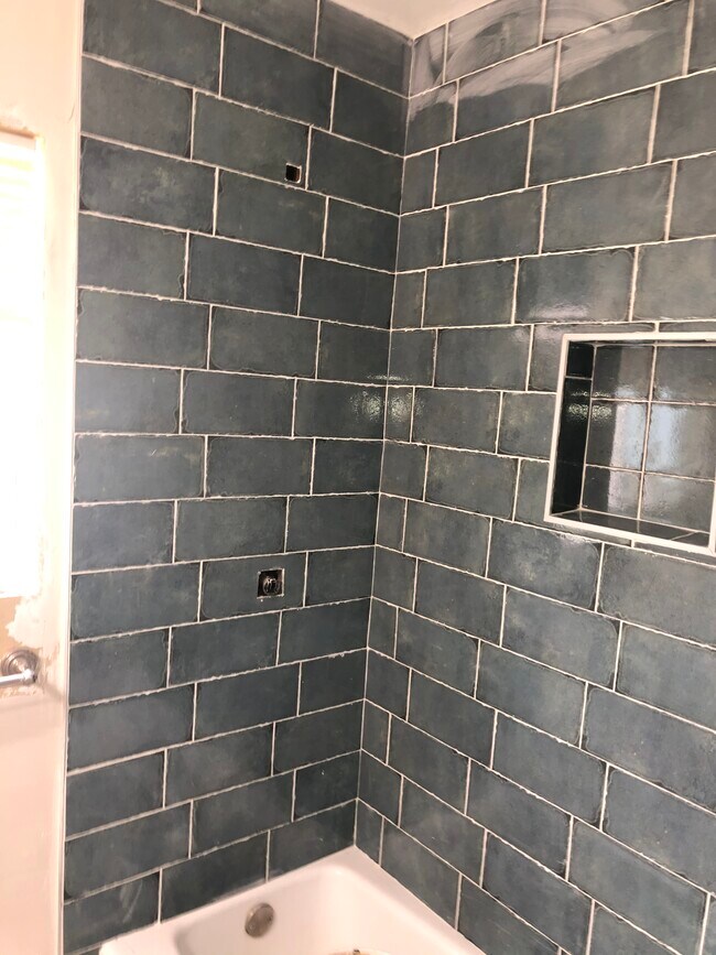 Reforma del baño con azulejos y mampara de ducha nuevos. - 5727 S Corning Ave