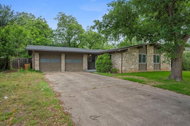 Building Photo - 3100 Whiteway Dr