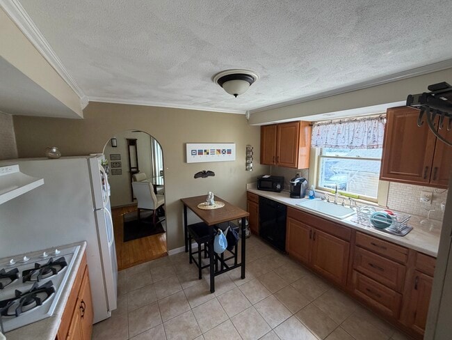 Kitchen - 55 Brewster Ave