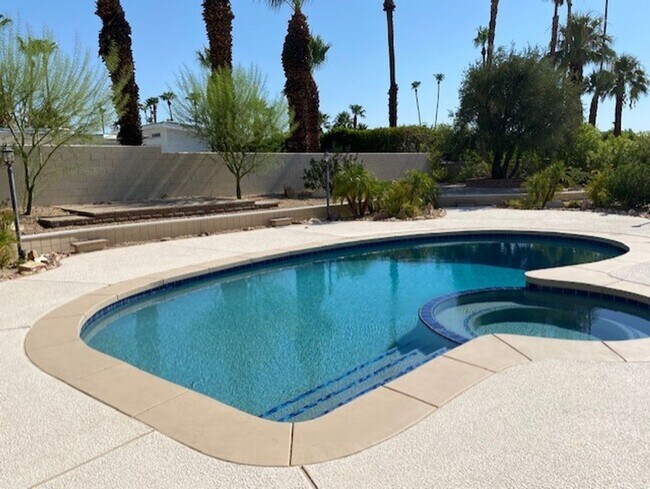 Building Photo - Location, Location, Location! 3 Bedroom Ho...