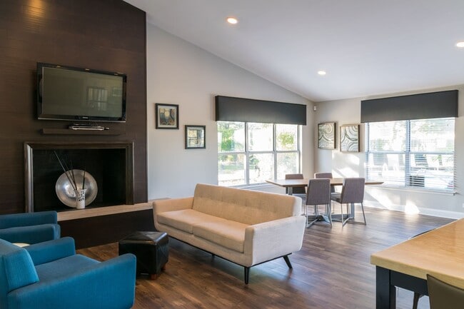 Building Photo - Skyridge Club Apartments