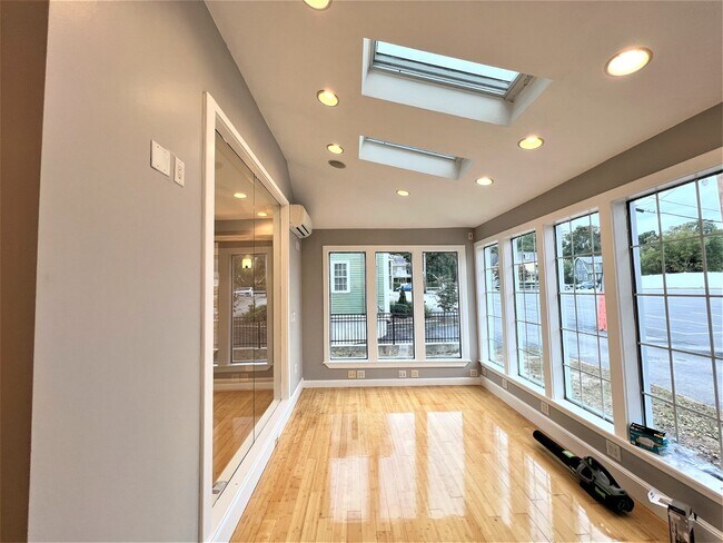 Building Photo - 15 Simms Court, Newton, MA 02465 - 3 BR 2....