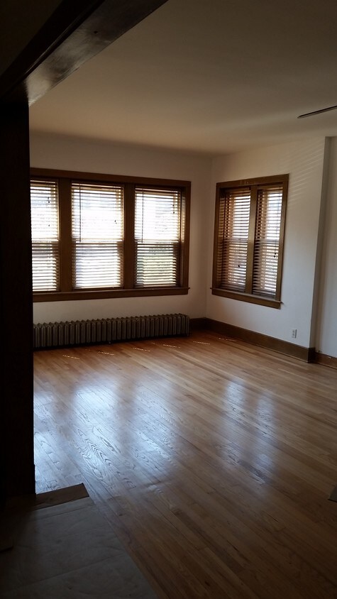 living room - 5208 W Cullom Ave