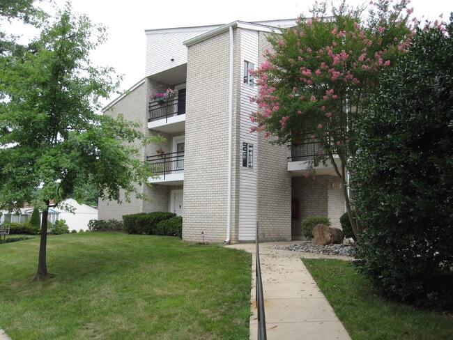 Building Photo - 15300 Wallbrook Ct
