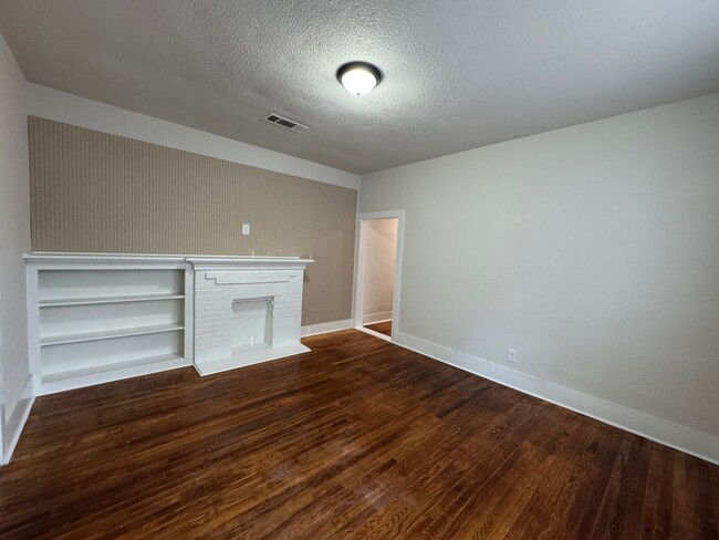 Building Photo - 337 Robinson Pl