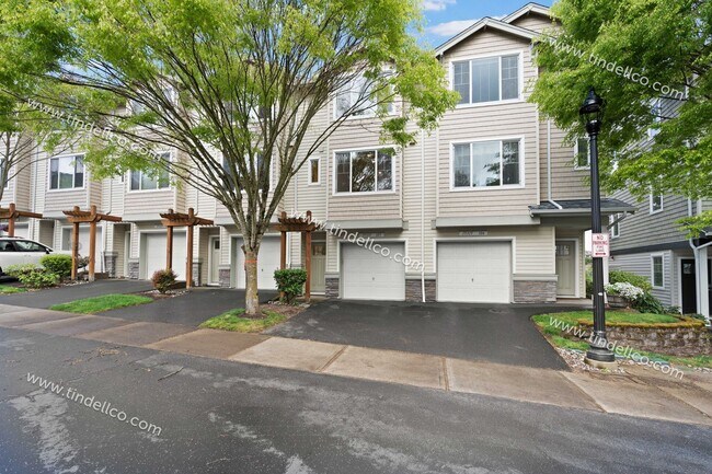 Foto del edificio - 2ND MONTH FREE! Charming Townhome w/ Fireplace, Balcony & More Near Progress Ridge!