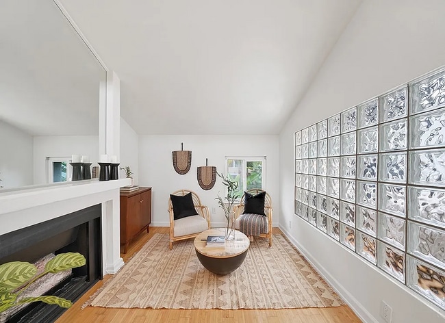 Building Photo - Cool Sunset Beach pad Only 5 min Walk from...