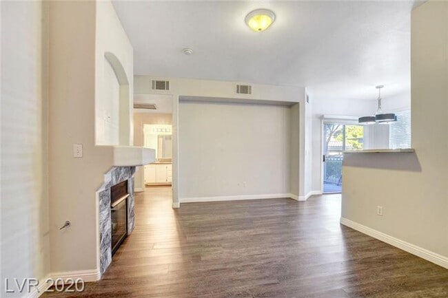 Building Photo - Gorgeous 2bedoom condo ready for immediate move-in!