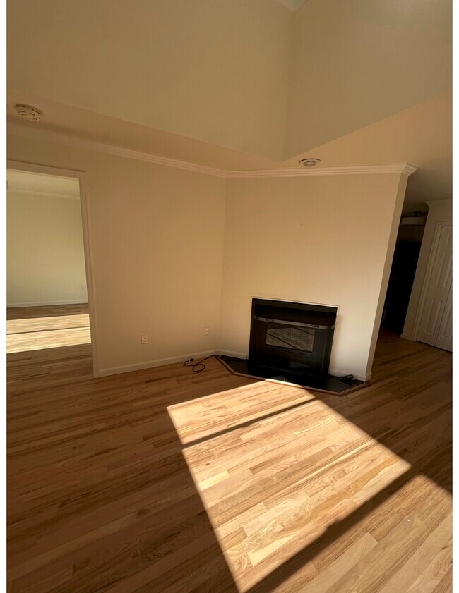 Building Photo - 1542 MacArthur Dr