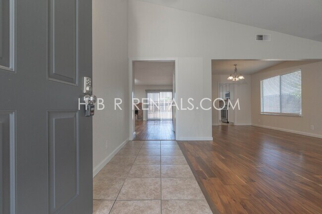 Building Photo - 435 Palm Cir