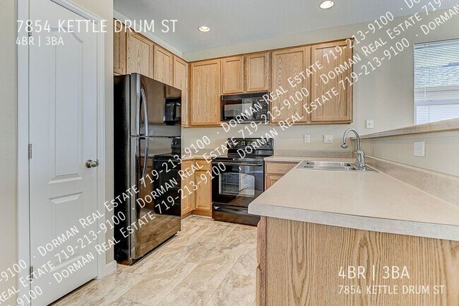 Foto del edificio - 4-Bedroom Home with Finished Basement