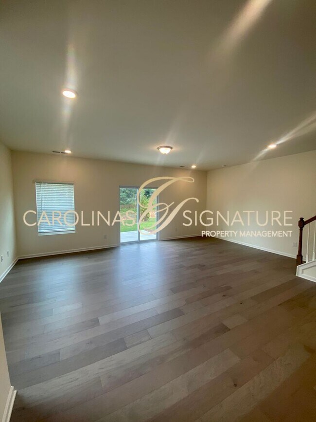 Foto del edificio - End Unit, 3BR/2.5BA Townhome in Piper Landing